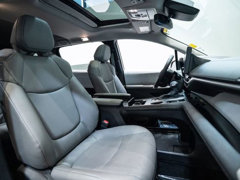 Used 2025 Toyota Sienna XLE image 15