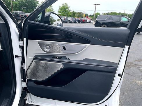 Used 2025 Lincoln Nautilus Reserve AWD/4WD image 12