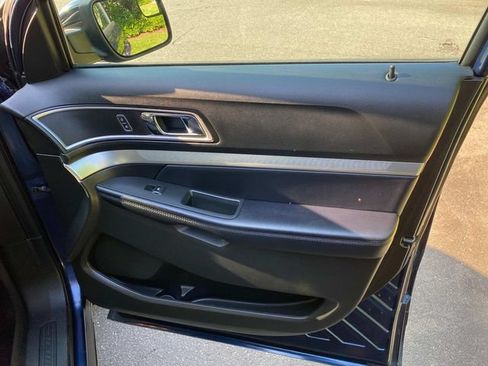 Used 2017 Ford Explorer XLT AWD/4WD image 37