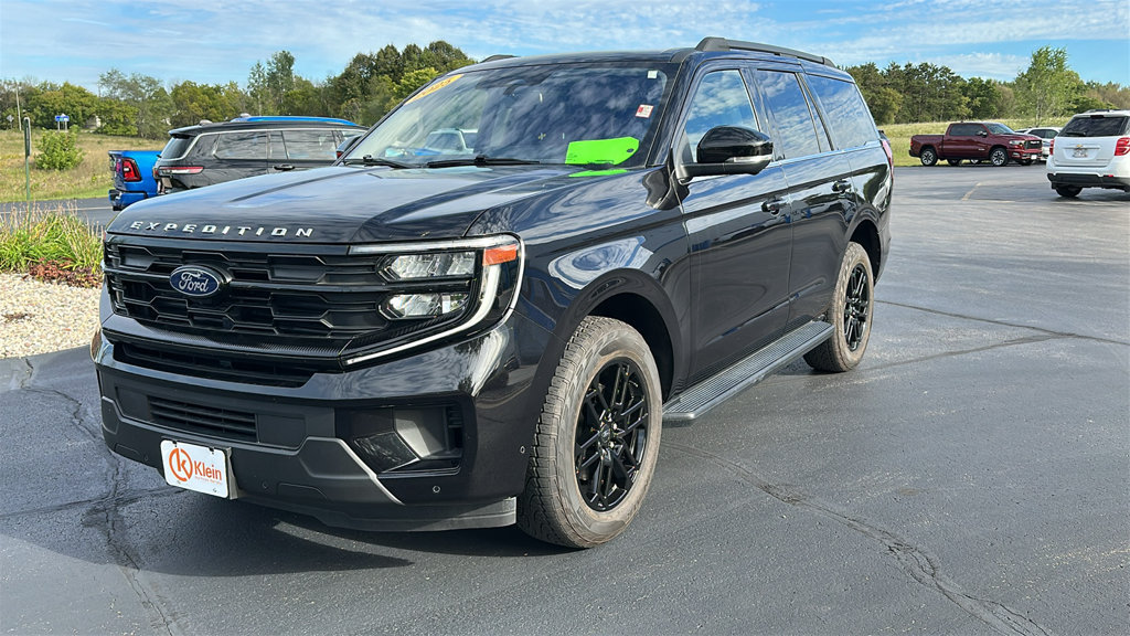 Used 2025 Ford Expedition Active AWD/4WD image 3