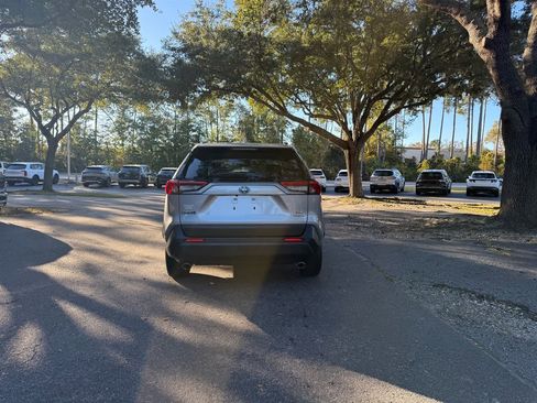 Used 2022 Toyota RAV4 XLE Premium image 7