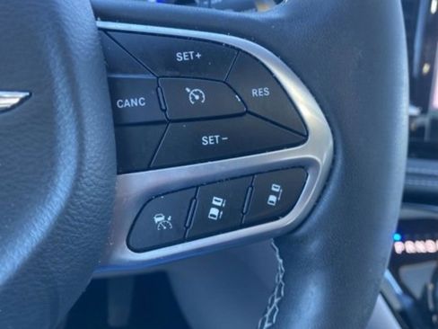 Used 2023 Chrysler Pacifica Touring-L image 22