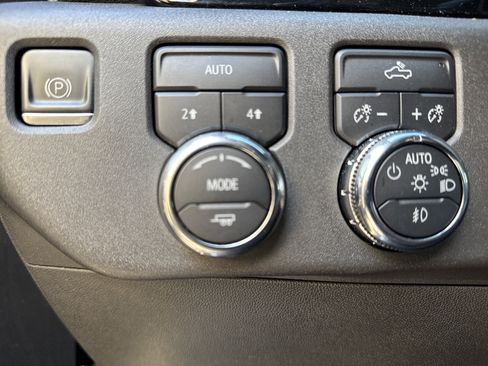 Used 2023 GMC Sierra 1500 Elevation image 12