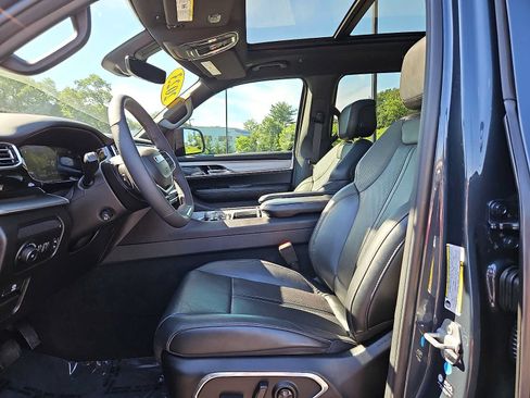 Used 2023 Jeep Wagoneer Series II AWD/4WD image 13