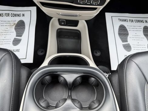 Used 2023 Chrysler Pacifica Touring-L image 24