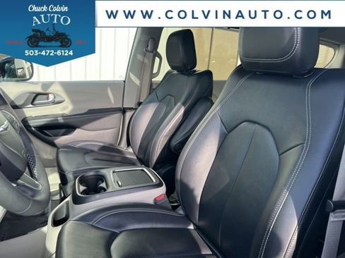 Used 2024 Chrysler Pacifica Touring-L image 14