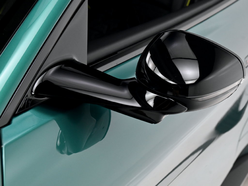 Used 2025 Aston Martin Vanquish RWD image 26