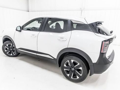 Used 2025 Nissan Kicks SV AWD/4WD image 4