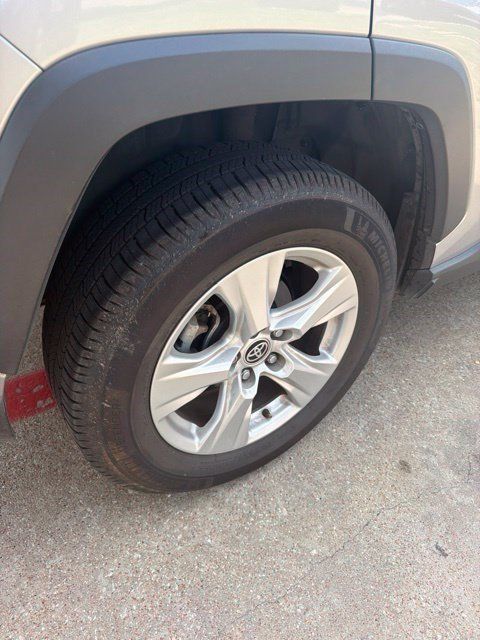 Used 2021 Toyota RAV4 XLE w/ Convenience Package FWD image 6