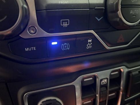 Used 2023 Jeep Wrangler Unlimited Sahara image 31