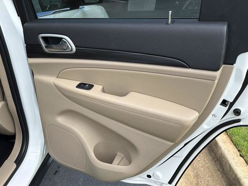 Used 2021 Jeep Grand Cherokee Laredo RWD image 15