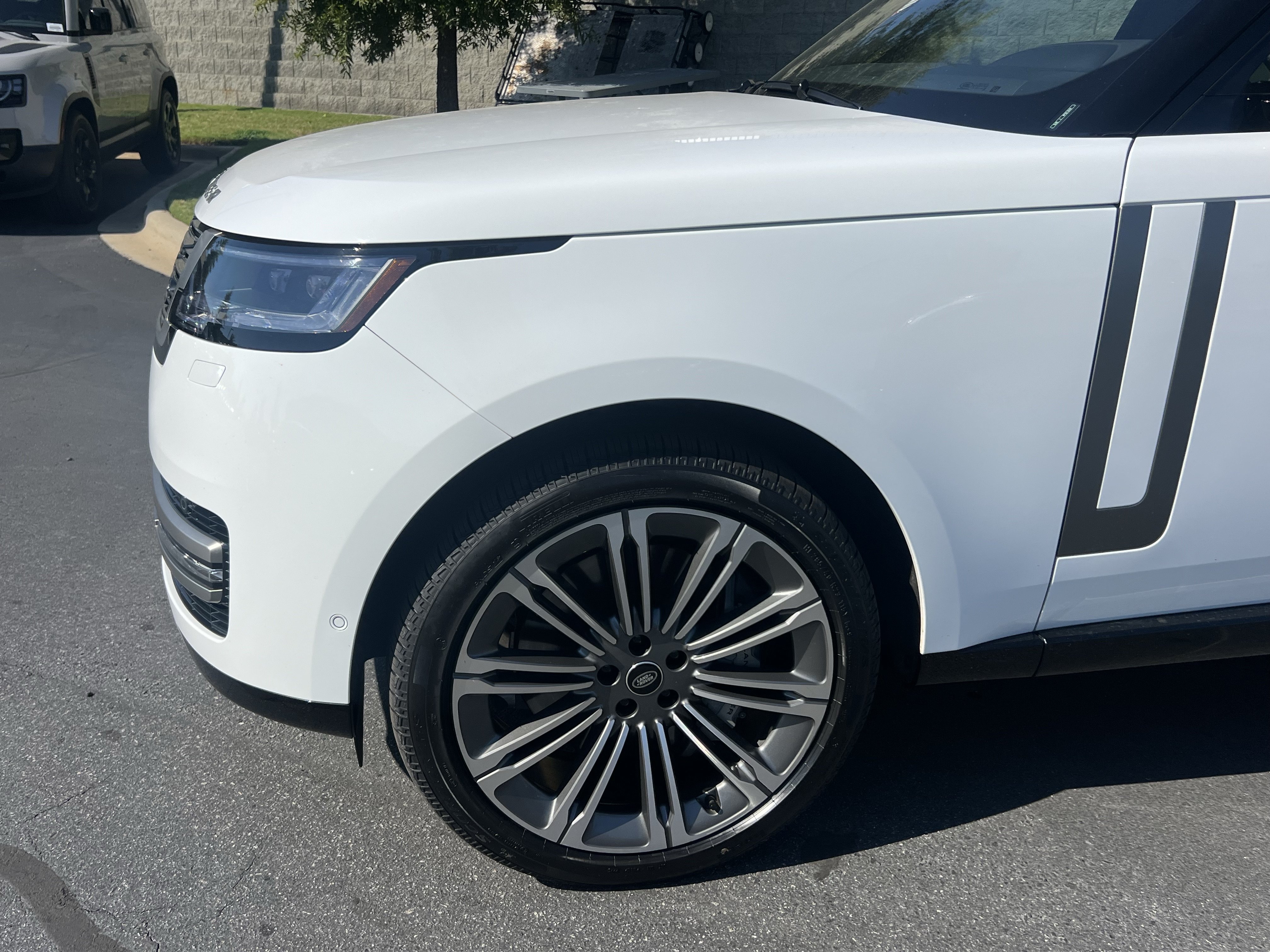 Used 2025 Land Rover Range Rover SE AWD/4WD image 13