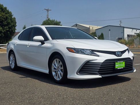 Used 2021 Toyota Camry LE w/ Cold Weather Package FWD image 7