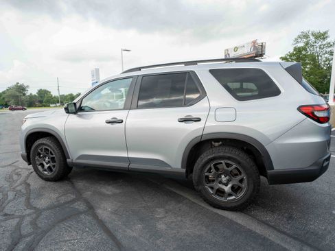 Used 2025 Honda Pilot TrailSport image 4