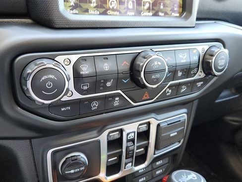 Used 2018 Jeep Wrangler Unlimited Sahara AWD/4WD image 9