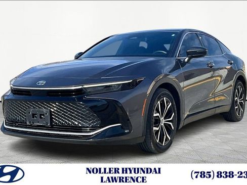 Used 2023 Toyota Crown XLE image 1