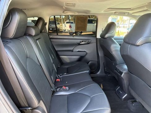 Used 2021 Toyota Highlander XLE image 42