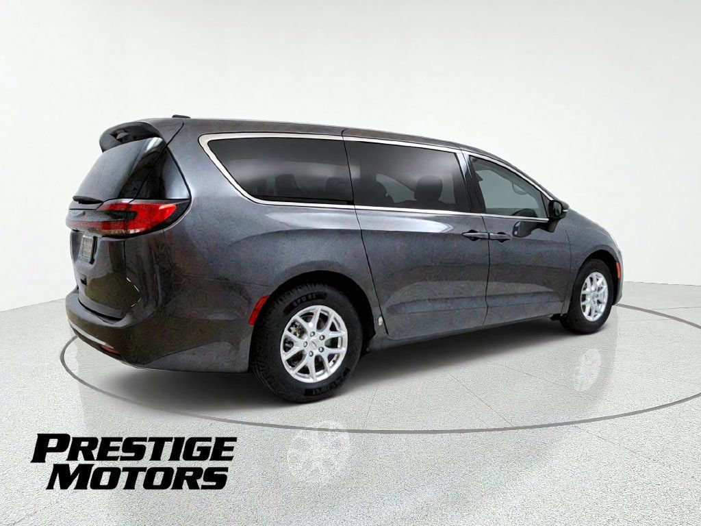 Used 2023 Chrysler Pacifica Touring-L FWD image 8