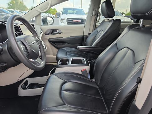 Used 2023 Chrysler Pacifica Touring-L FWD image 15