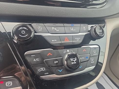 Used 2024 Chrysler Pacifica Touring-L FWD image 11