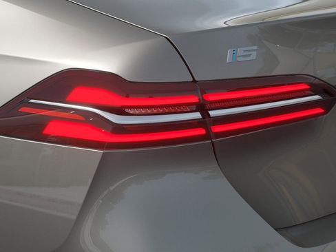 New 2025 BMW i5 eDrive40i w/ Premium Package image 8