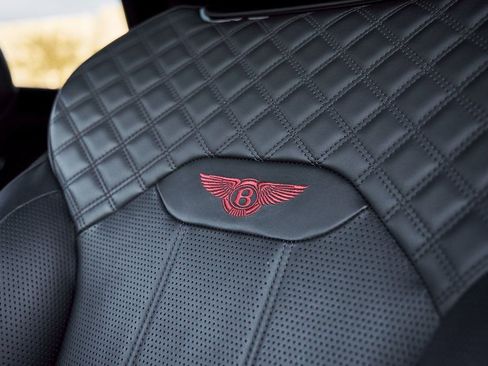 Used 2022 Bentley Bentayga image 44