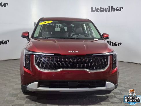 Used 2025 Kia Carnival FWD image 2