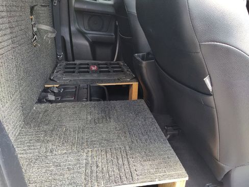 Used 2016 Toyota Tacoma SR5 w/ SR5 Appearance Package (SN) image 16