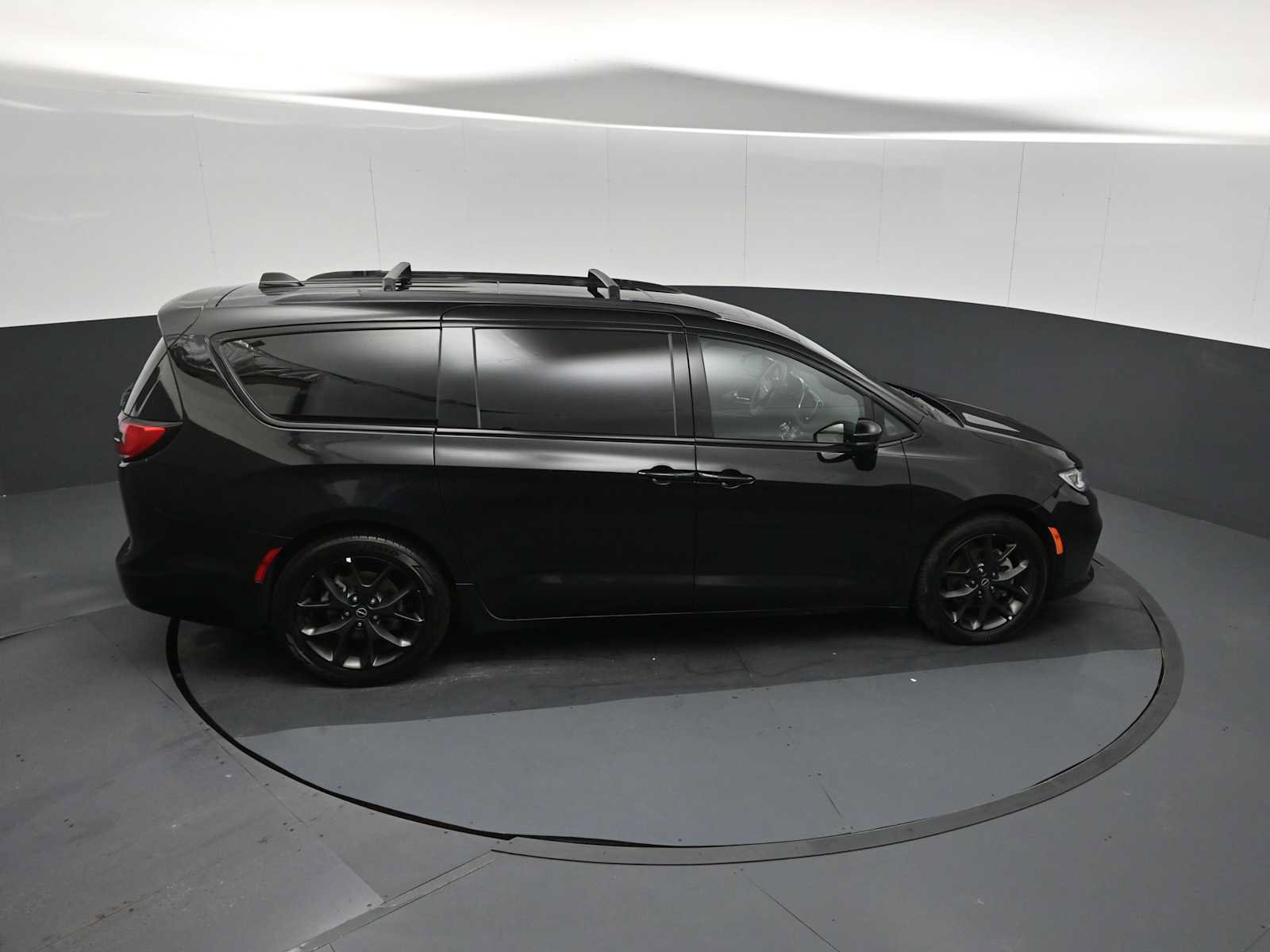 Used 2025 Chrysler Pacifica Limited FWD image 17