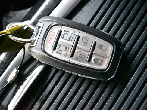 Used 2023 Chrysler Pacifica Touring-L image 35