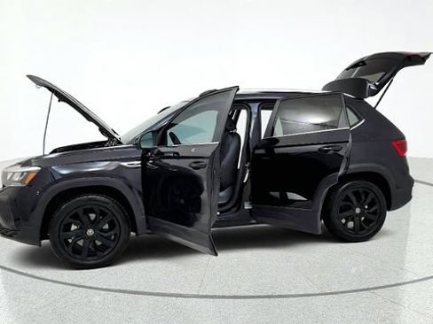 Used 2022 Volkswagen Taos SE FWD image 14