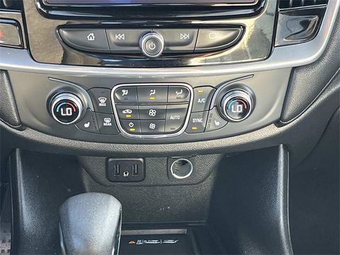 Used 2022 Chevrolet Traverse LT image 15