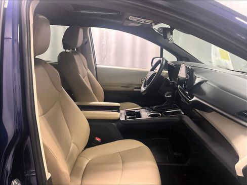Used 2022 Toyota Sienna XLE w/ XLE Plus Package image 11