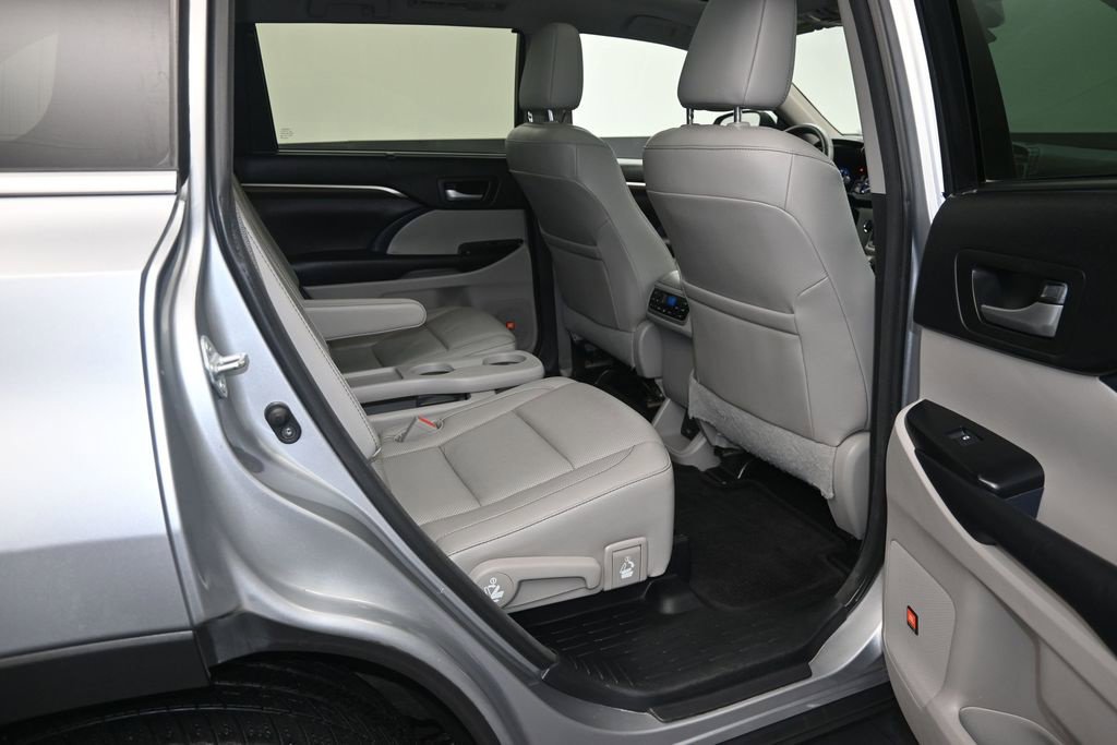 Used 2016 Toyota Highlander Limited Platinum FWD image 10