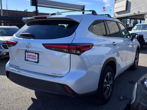 Used 2023 Toyota Highlander XLE image 4