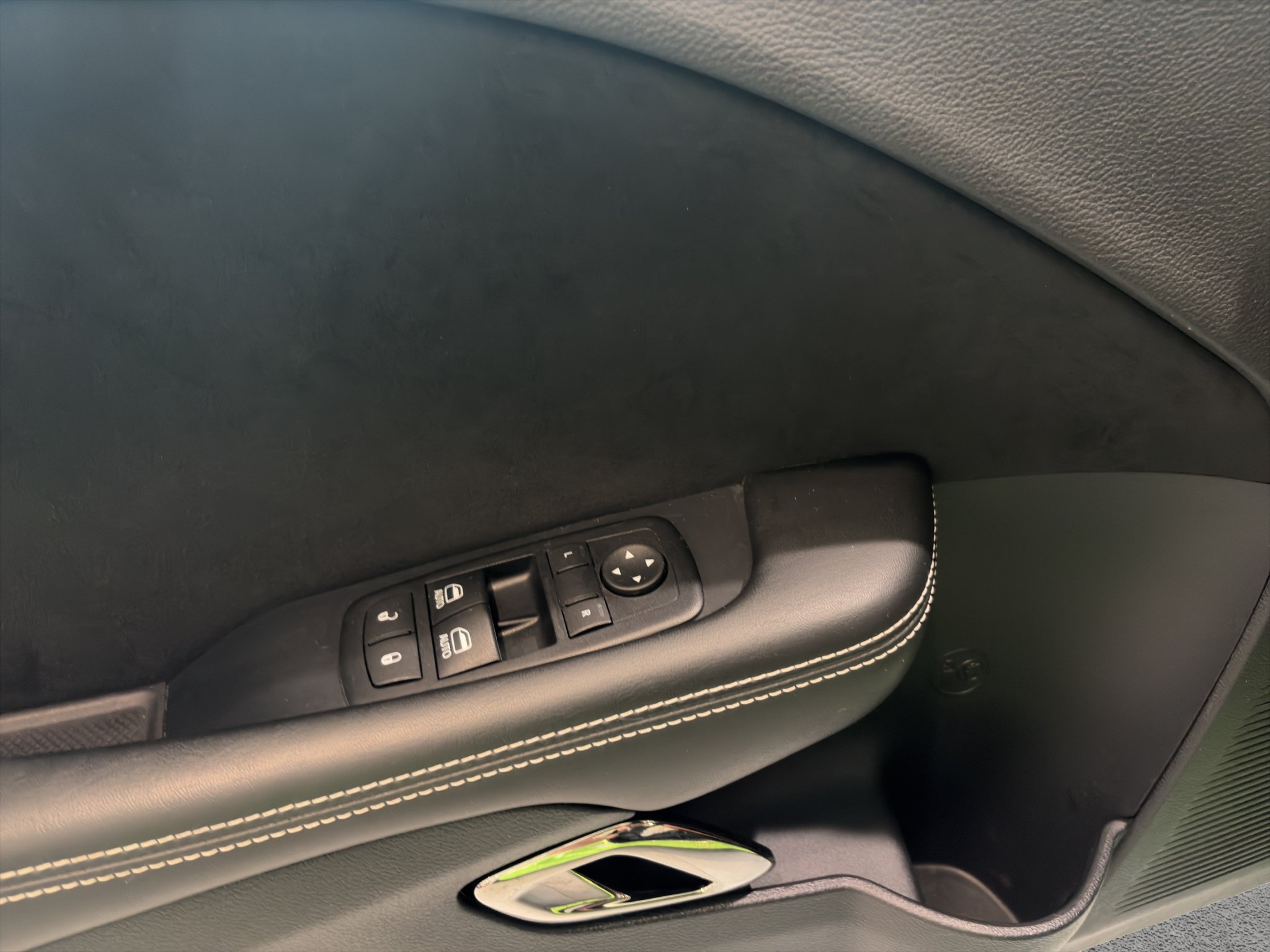 Used 2015 Dodge Challenger SRT Hellcat RWD image 13