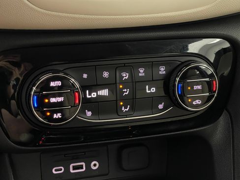 Used 2020 Buick Encore GX Essence w/ Advanced Technology Package FWD image 29