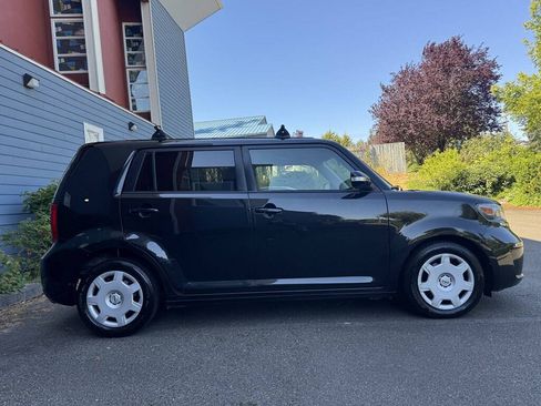 Used 2010 Scion xB FWD image 2