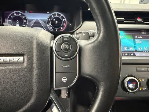 Used 2018 Land Rover Discovery SE image 16