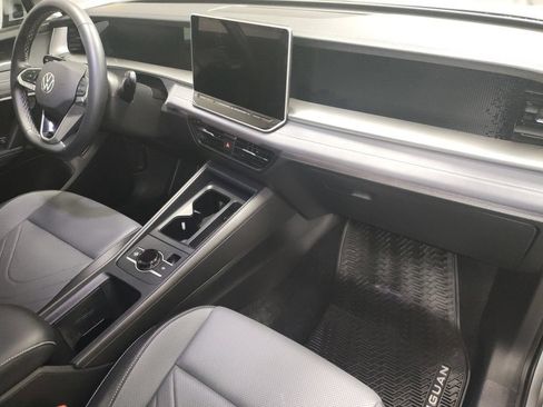 Used 2025 Volkswagen Tiguan SE AWD/4WD image 8