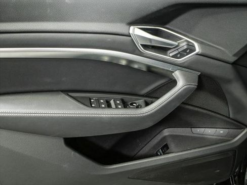 Certified 2022 Audi e-tron Premium w/ Convenience Plus Package AWD/4WD image 6