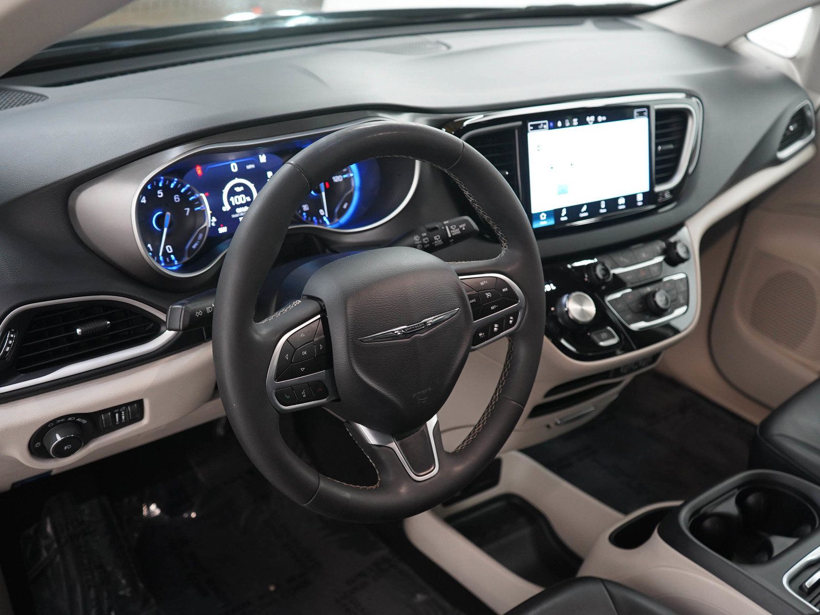 Used 2023 Chrysler Pacifica Touring-L FWD image 23