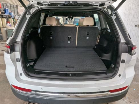 Used 2023 Jeep Grand Cherokee Limited image 22