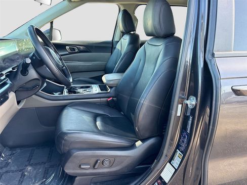 Used 2025 Kia Carnival image 21