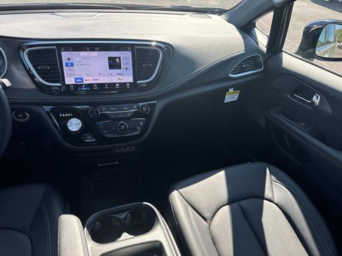 New 2025 Chrysler Pacifica Select FWD image 20