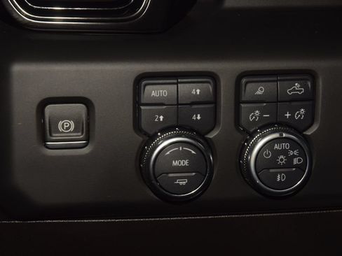 Used 2024 GMC Sierra 1500 AT4 w/ Technology Package AWD/4WD image 34
