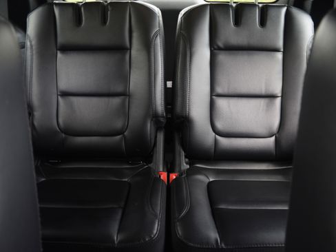 Used 2018 Ford Explorer XLT w/ Equipment Group 202A image 19