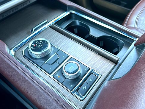 Used 2023 Ford Expedition Limited image 37