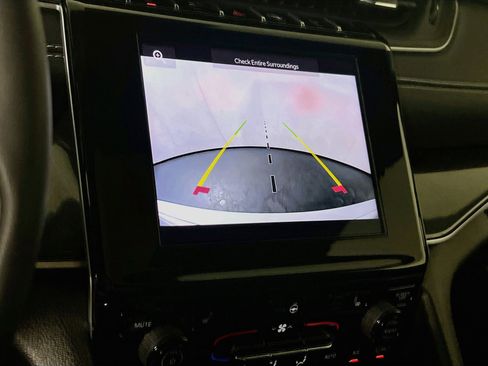 Used 2023 Jeep Grand Cherokee Altitude AWD/4WD image 13