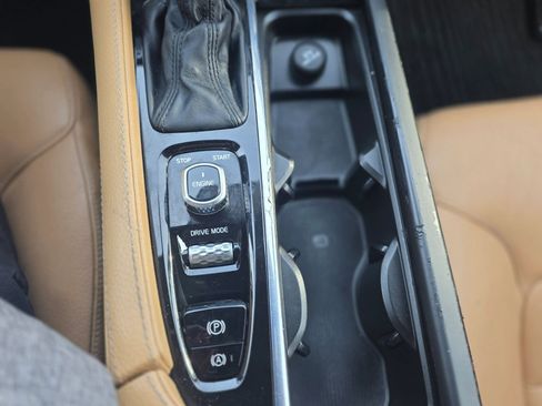 Used 2017 Volvo XC90 T6 Momentum w/ Vision Package image 16